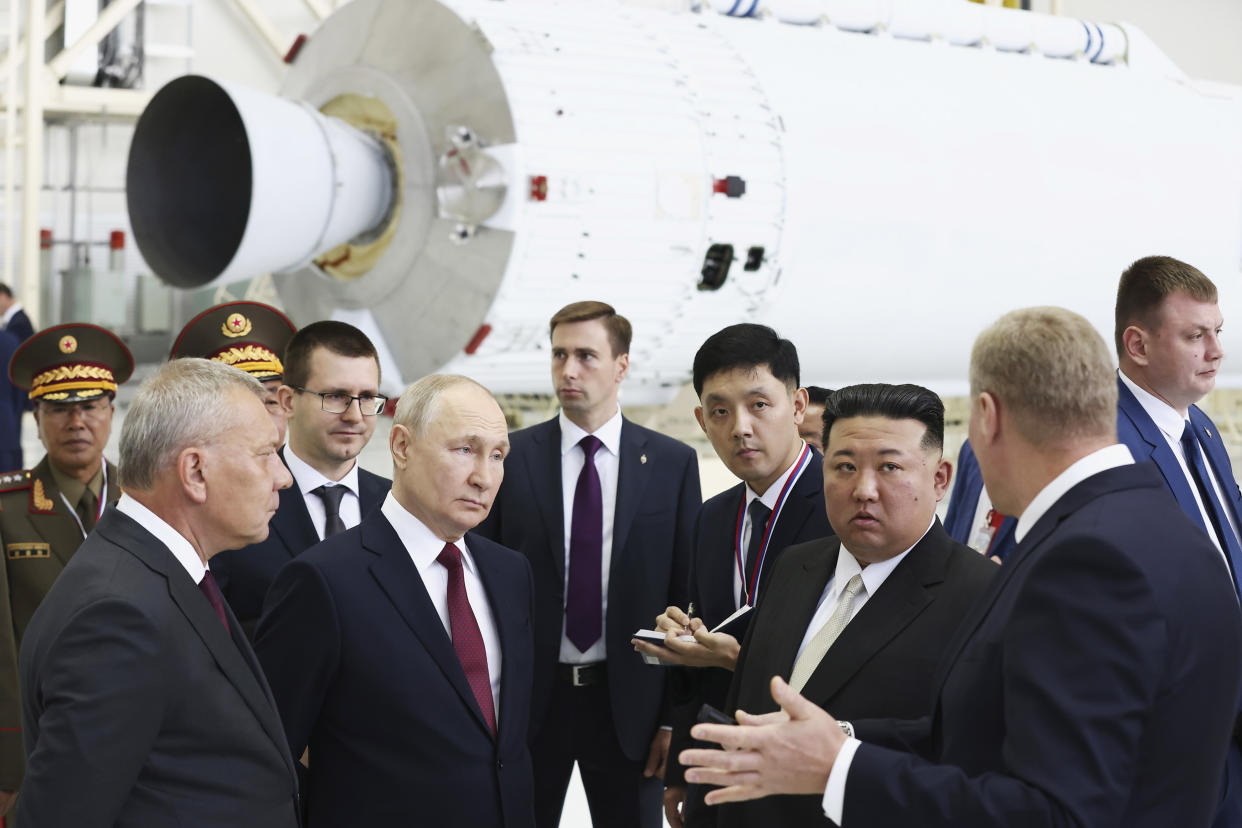 Putin Kim Jong Un (Artyom Geodakyan / AP)