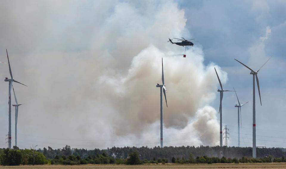 Ein Landstrich brennt: In Brandenburg wüten die Flammen bereits die ganze Woche. - Copyright: picture alliance/dpa | Jan Woitas