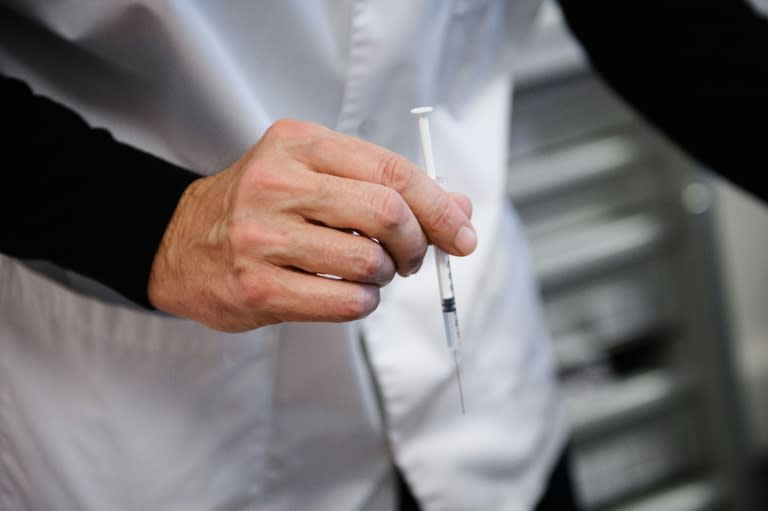 Face aux risques d'une bronchiolite pour les seniors, la Haute autorité de santé recommande la vaccination des Français les plus âgés avec l'un ou l'autre des deux vaccins disponibles (CLEMENT MAHOUDEAU)