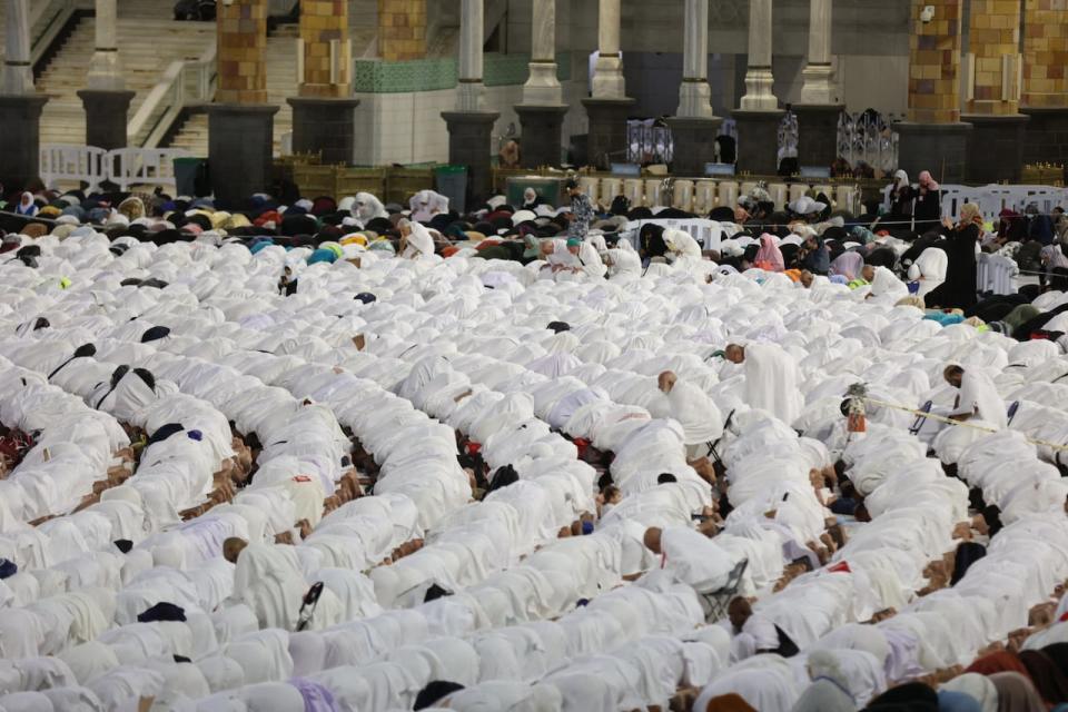 Worshippers pray at the Grand Mosque in the holy city of Mecca on March 21, 2023, as Saudi Arabia, home of the holiest shrines in Islam, announced that the fasting month of Ramadan will start from March 23. 