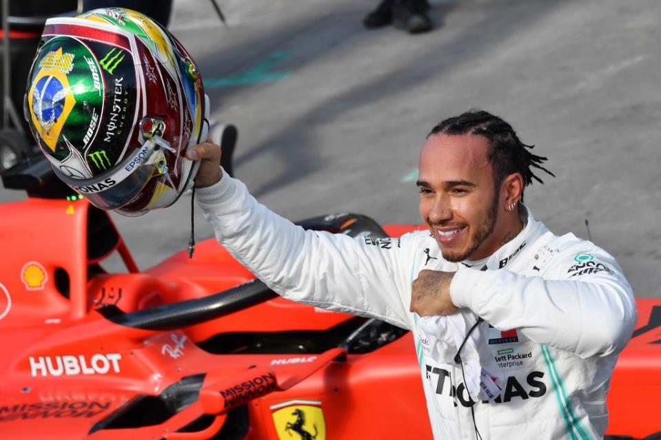 Si Hamilton tient à convoquer par ce geste le souvenir de la légende brésilienne de la F1, il pourrait, ce dimanche, écrire une nouvelle page de la sienne en cas de victoire. Le Britannique a en effet la possibilité d’égaler son record du nombre de succès sur une saison (11) sur l’asphalte brésilien, et surtout, de battre celui de Michael Schumacher, vainqueur comme lui de 17 GP sur le continent américain. De quoi s’inscrire un peu plus dans les pas de son idole.