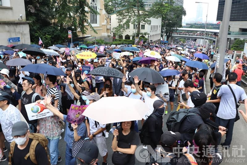 有市民發起在中區遮打花園舉行「香港人權與民主祈禱會」，其後遊行美國駐港澳總領事館，他們支持美國國會通過香港人權及民主法案。（中央社）