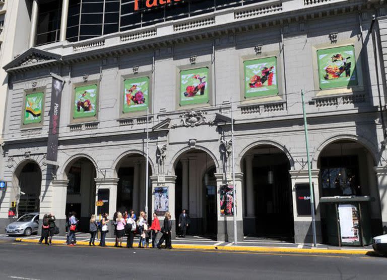 El Patio Bullrich está ubicado en Posadas 1245, en el barrio porteño de Retiro.