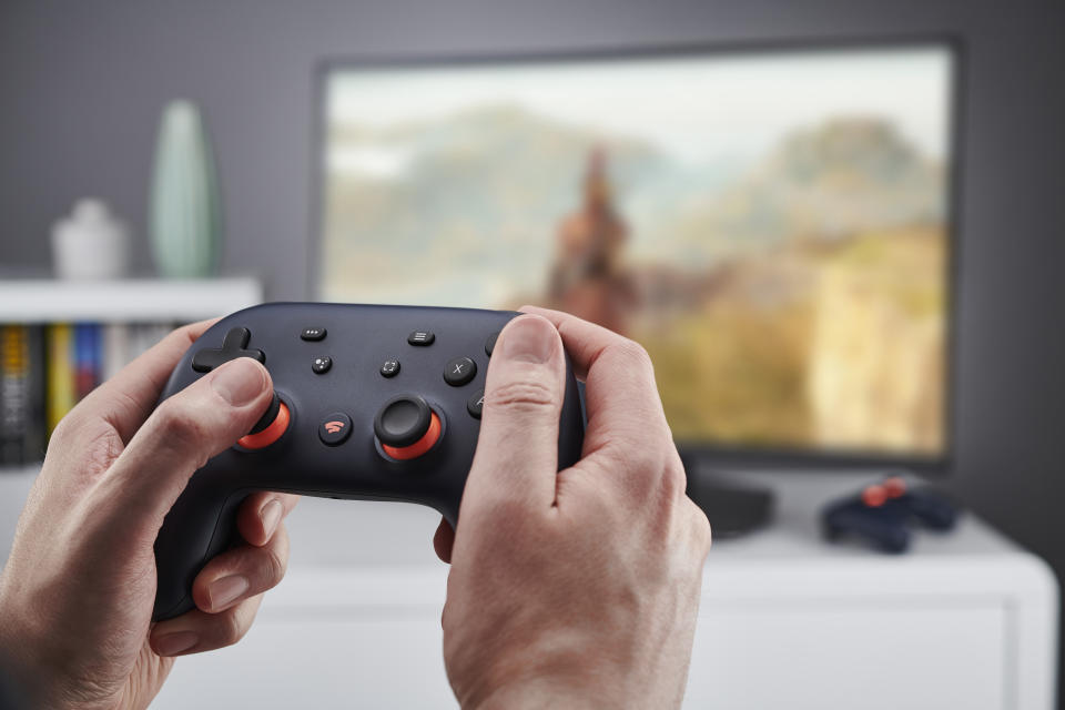 Détail Des Mains Tenant Une Manette De Jeu Vidéo Google Stadia, Prise Le 27 Novembre 2019. (Photo Par Olly Curtis/Future Publishing Via Getty Images)