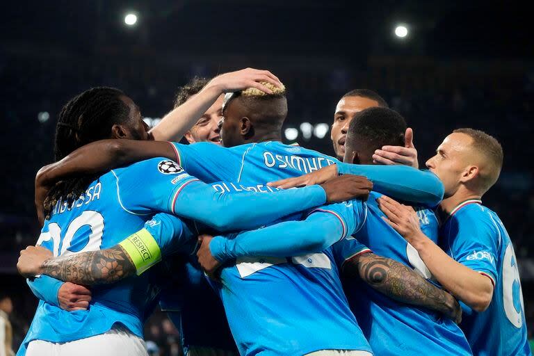 Los jugadores de Napoli abrazan a Osimhen, autor del gol del empate