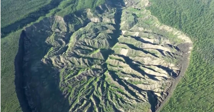 令人嘆為觀止的無人機空拍畫面揭示了巴塔蓋卡巨坑的具體細節。（圖／達志／路透社）