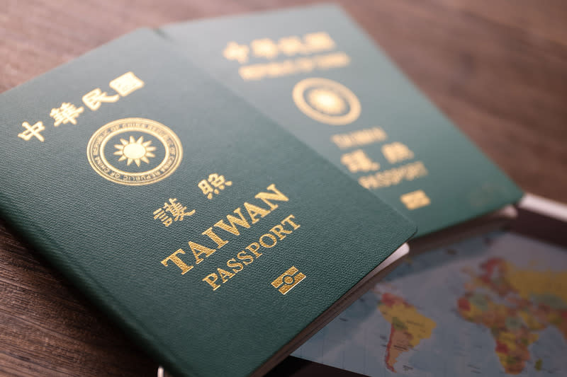 英國恒理環球顧問事務所有限公司（Henley & Partners）公布「恒理護照指數」，6國並列2024年最熱門護照榜首，台灣則排在35名，可免簽通行143個旅遊目的地。（中央社資料照）