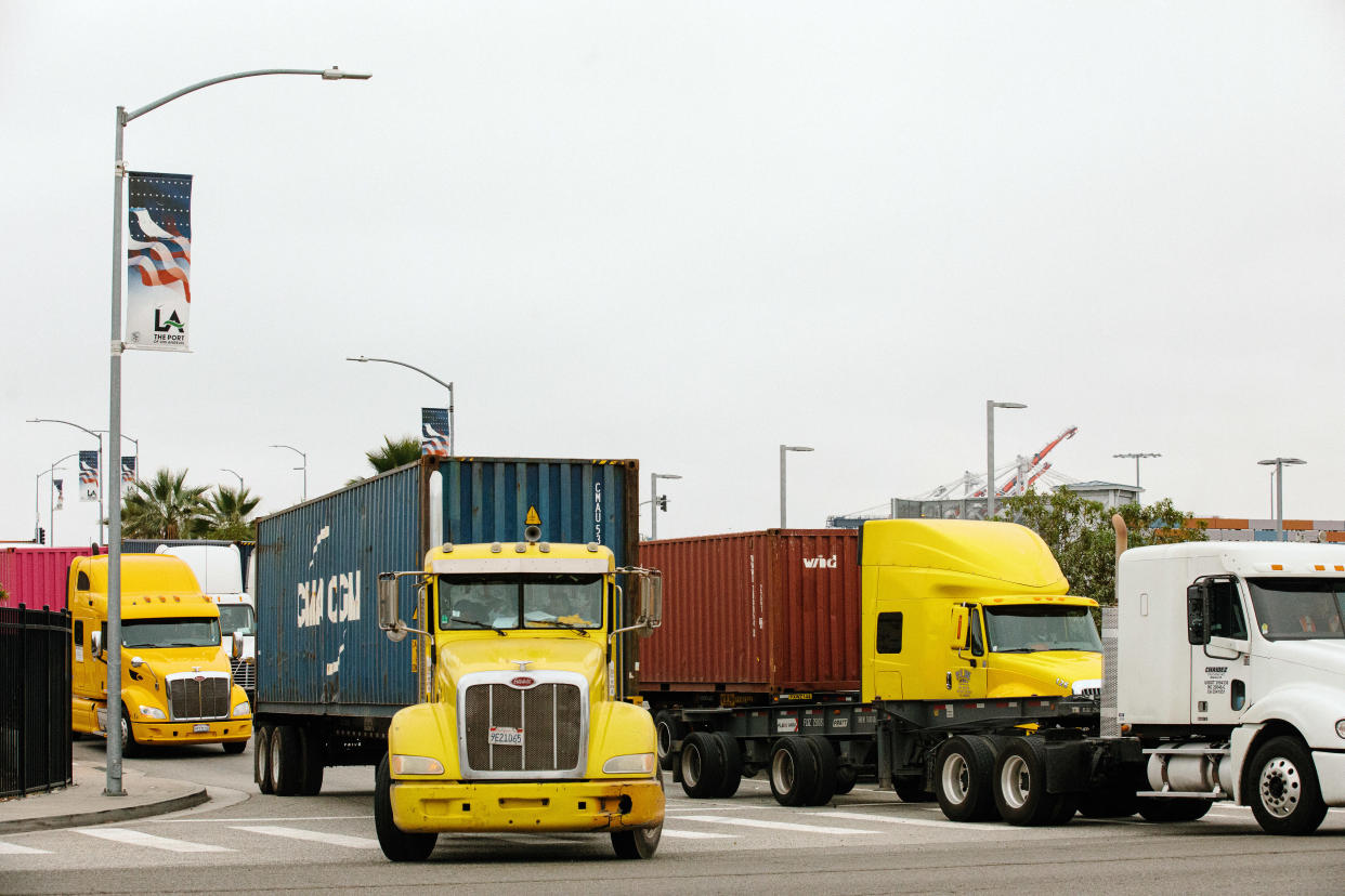 Camiones viajan a lo largo de la Interestatal 710 en Long Beach, California, cerca del Puerto de Los Ángeles, del 1.° de noviembre de 2021. (Stella Kalinina/The New York Times).