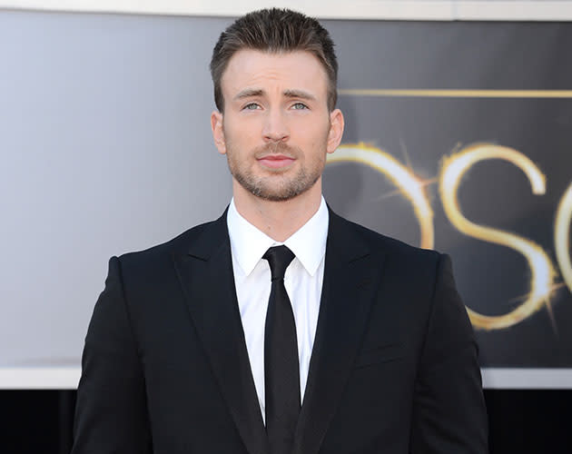 Chris Evans arrives at the oscars. (Credit: Getty)