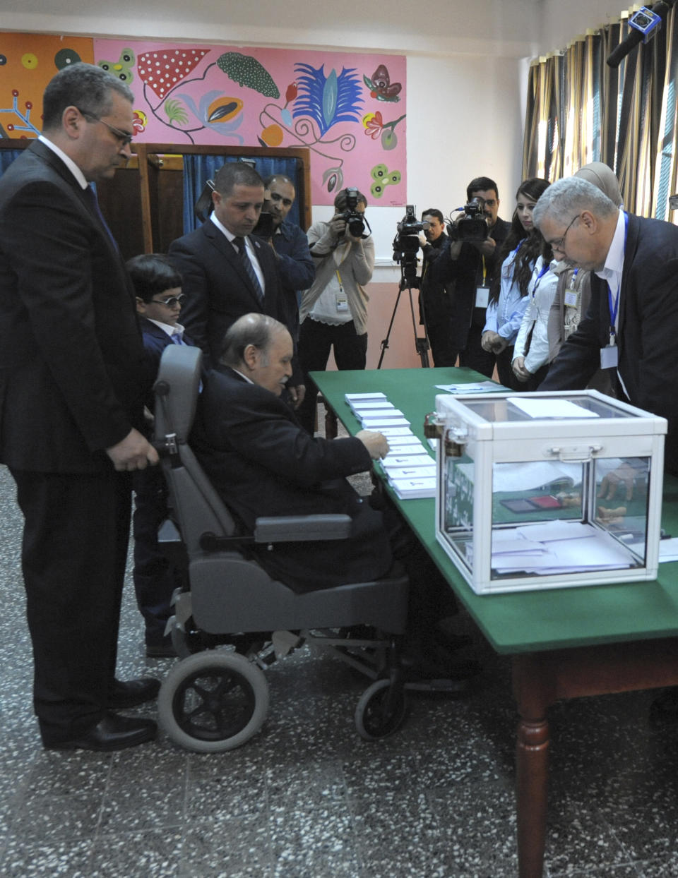 El presidente Abdelaziz Bouteflika, sentado en una silla de ruedas, se prepara para votar en la elección presidencial de Argelia el jueves 17 de abril de 2014. (Foto AP/Sidali Djarboub)