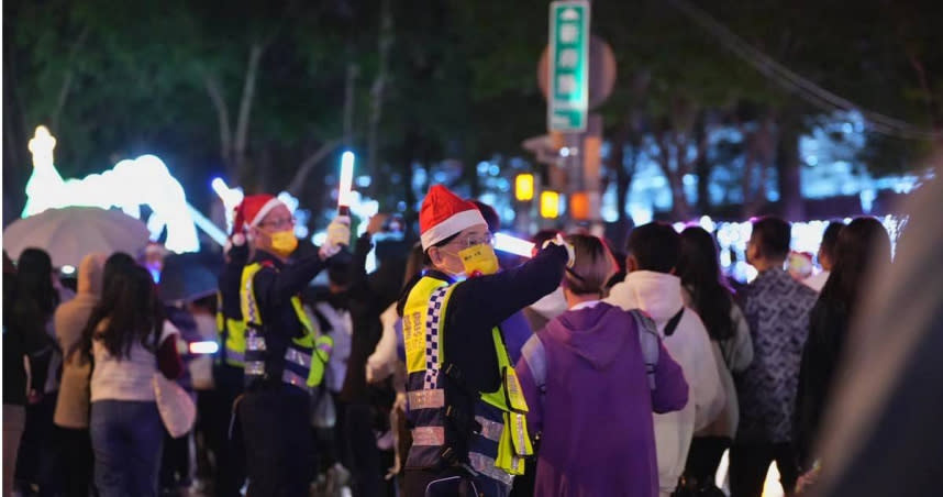 聖誕帽惹議，新北市警察局回應了。（圖／翻攝自臉書／侯友宜）