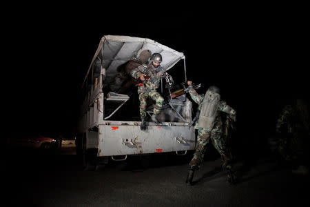 Pakistani troops deploy outside the Police Training Center after an attack on the center in Quetta, Pakistan October 25, 2016. REUTERS/Naseer Ahmed