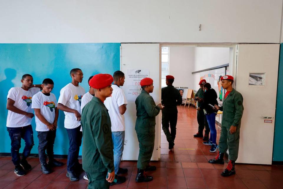 Soldados venezolanos votaron el domingo en el referendo convocado por el gobernante Nicolás Maduro y sus aliados para reclamar soberanía sobre una gran franja de la vecina Guyana conocida como Esequibo, argumentando que el territorio rico en petróleo y minerales fue robado cuando se trazó la frontera hace más de un siglo.