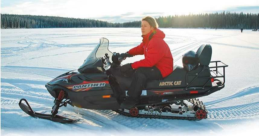 廖科溢一身靚裝，挑戰冰上摩托車。（圖／亞洲旅遊台提供）