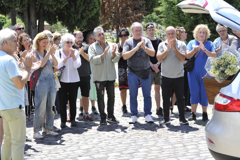 Muestras de dolor, palabras de admiración y un sentido aplauso en honor a Da Passano en el cementerio de Chacarita