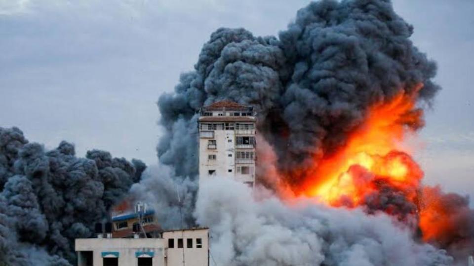 巴勒斯坦伊斯蘭主義運動組織「哈瑪斯」7日對以色列發動突襲，目前死亡人數已經突破700人。（圖／翻攝自Twitter@AtanangPrince）