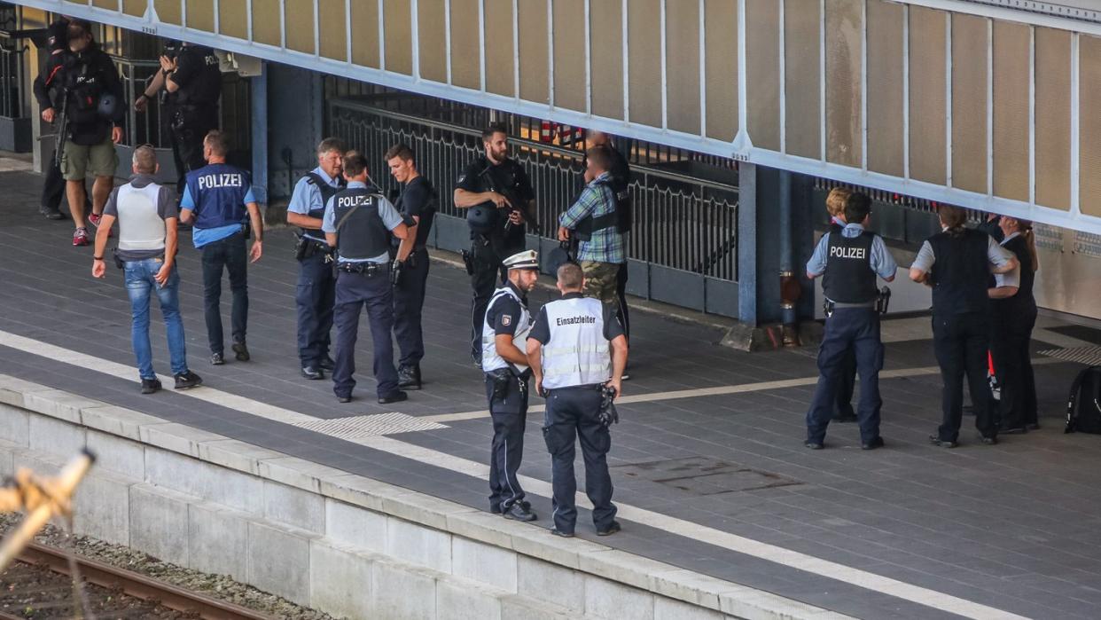 Polizisten sichern den Bahnsteig im Bahnhof Flensburg. Foto: Sebastian Iwersen/nordpresse mediendienst