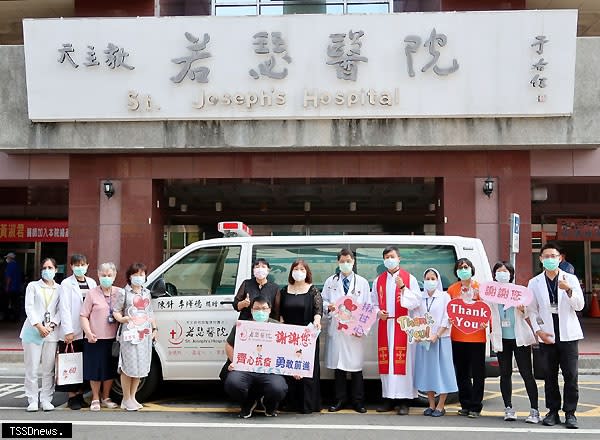 天主教若瑟醫院救護車贈鑰祝福禮儀式完成先生遺願捐贈救護車。（記者劉春生攝）