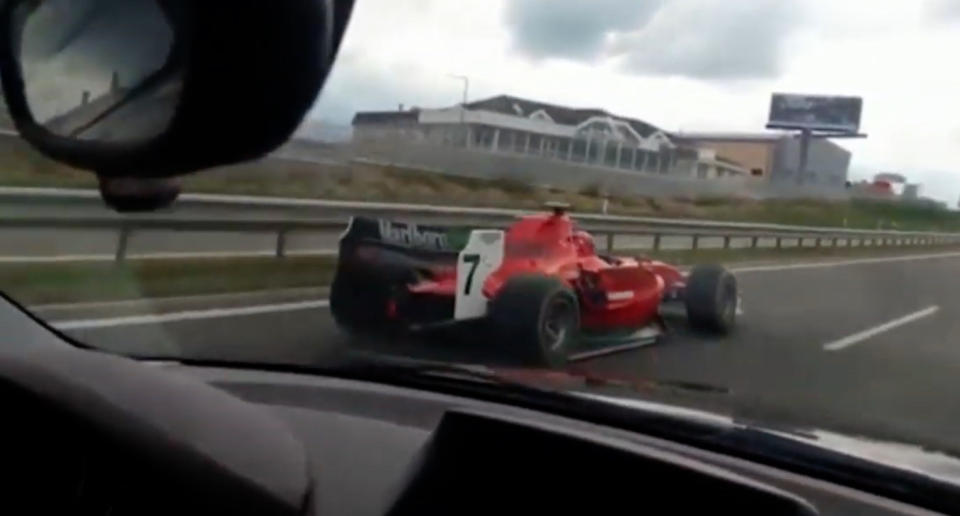 Un conductor graba a un Fórmula 1 circulando por una autopista de la República Checa. (Crédito: Youtube/Evert Košťál)