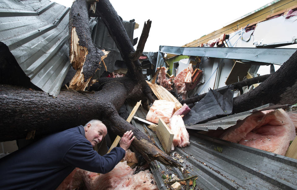 <p>Nach einem heftigen Unwetter begutachten die Bewohner von Wellington in Neuseeland die entstandenen Schäden. (Bild: Mark Mitchell/New Zealand Herald via AP) </p>