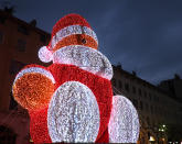 In der Provence geht die Weihnachtszeit ebenfalls einher mit verschiedenen Traditionen. In Marseille läutet beispielsweise ein überdimensionaler Weihnachtsmann die besinnliche Zeit ein. (Bild: AFP)