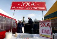 Vendors prepare fish soup at a street market during celebrations for Christmas in central Minsk December 25, 2013. REUTERS/Vasily Fedosenko (BELARUS - Tags: SOCIETY)