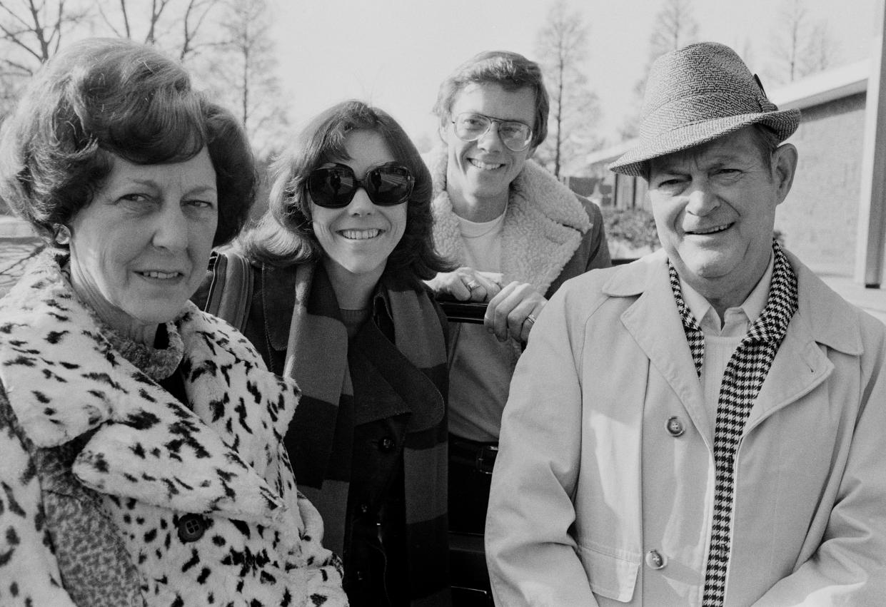 American pop duo Richard and Karen Carpenter with their parents in Amsterdam, 1974. (Photo by Michael Putland/Getty Images)