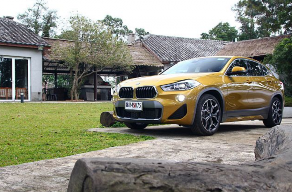 融合 Coupe 車頂線條的 BMW X2，總代理汎德汽車開出 205 萬與 215 萬台幣的雙車型售價。