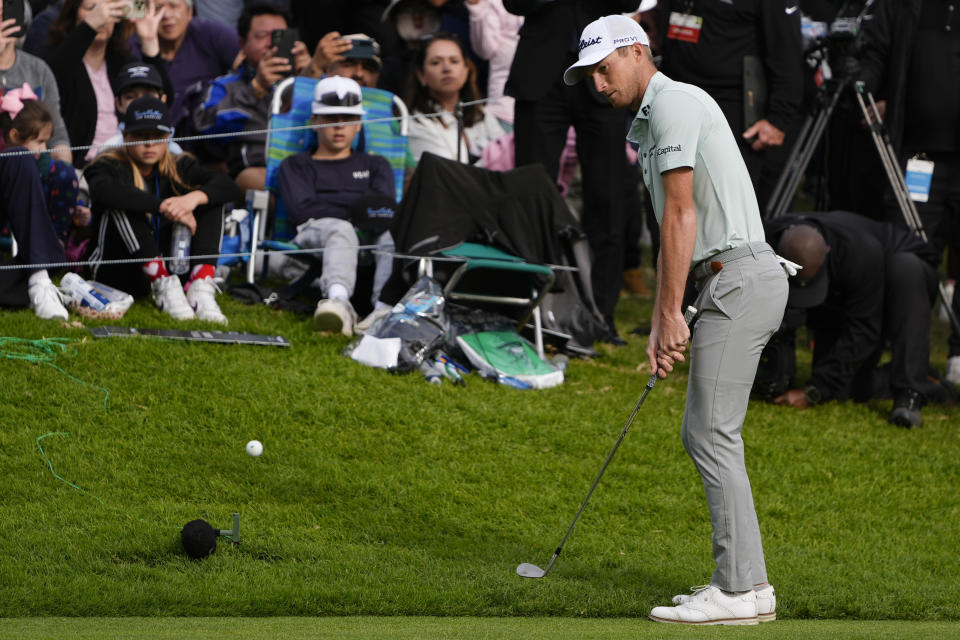 Will Zalatoris chips the ball to the 18th green during the final round of the Genesis Invitational golf tournament at Riviera Country Club, Sunday, Feb. 18, 2024, in the Pacific Palisades area of, Los Angeles. (AP Photo/Ryan Sun)