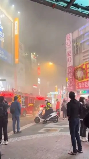 ▲西門町今（16）日晚間近20時發生大火。（圖／記者爆料網）