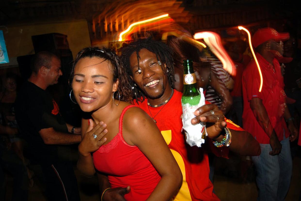 <span class="caption">pareja bailando en una discoteca de San Juan de Puerto Rico en 2018.</span> <span class="attribution"><a class="link " href="https://www.shutterstock.com/es/image-photo/san-juan-puerto-rico-04102018-couple-1615062553" rel="nofollow noopener" target="_blank" data-ylk="slk:Shutterstock / D-VISIONS;elm:context_link;itc:0;sec:content-canvas">Shutterstock / D-VISIONS</a></span>