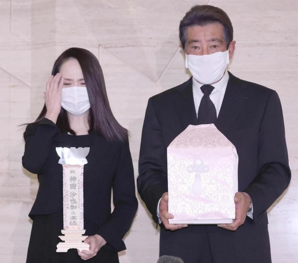 松田聖子（左）與前夫神田正輝21日送女兒最後一程，在記者會上落淚。（翻攝自東京體育報）