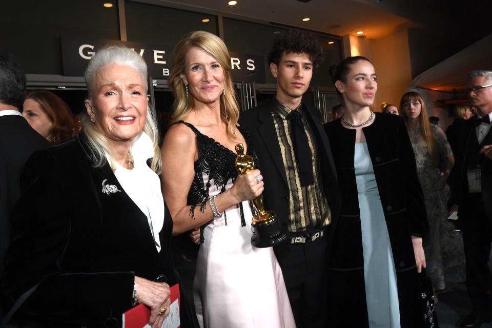 Family affair! Laura Dern celebrates her win with her mother, Diane Ladd, and her kids, Ellery and Jaya Harper.
