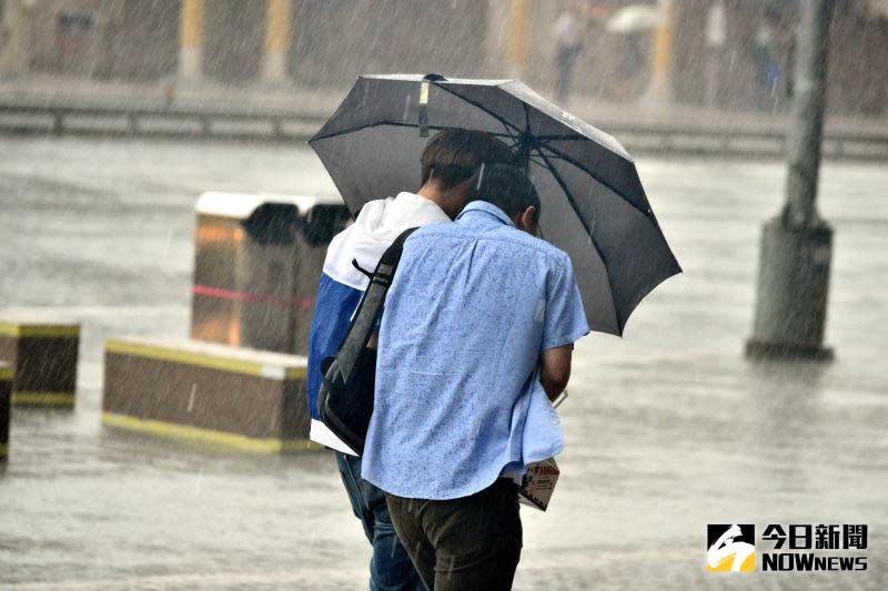 ▲璨樹颱風來襲，挾帶大量雨勢。（示意圖／NOWnews影像中心資料照片）