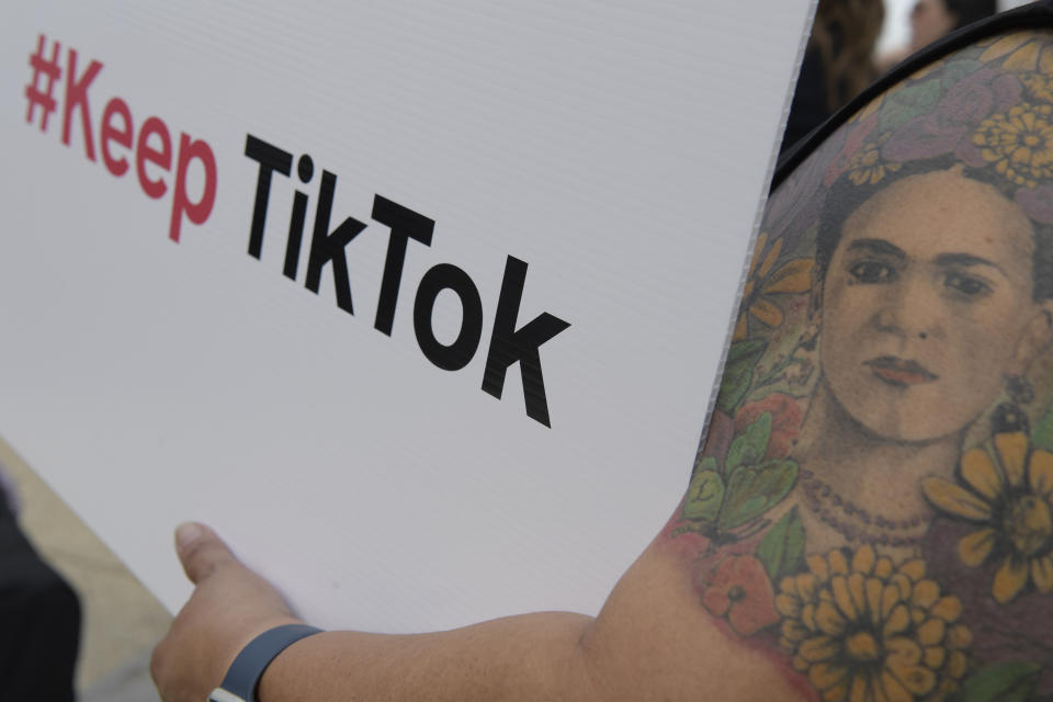 TikTok-defending creators marched from the US Capitol to the White House demanding President Biden #KeepTikTok. 