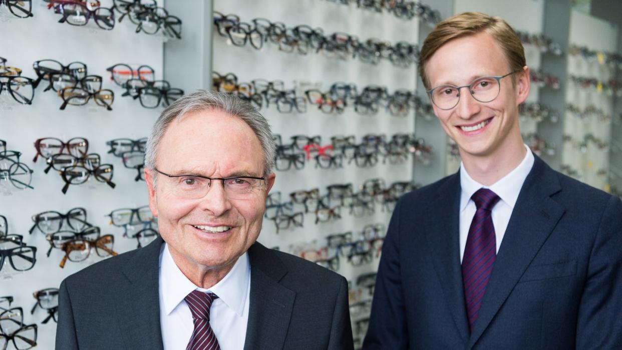 Der Vorstandsvorsitzende der Fielmann AG, Günther Fielmann, und sein Sohn Marc Fielmann: Die Bereitschaft von Unternehmerkindern zur Übernahme des Familienbetriebs steigt.