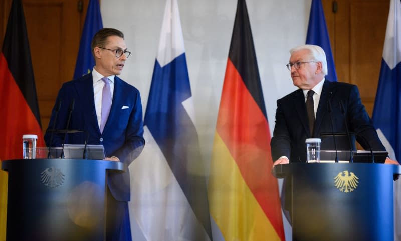 German President Frank-Walter Steinmeier (R) and Finnish President Alexander Stubb speak at a press conference after their meeting at Bellevue Palace. Bernd von Jutrczenka/dpa