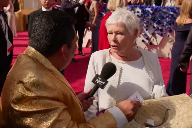 La reacción de Judi Dench cuando le hicieron una pregunta íntima en la red carpet de los Oscar