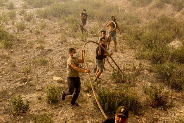 People help with the fight against forest fires broke out in Manavgat district of Antalya. (Photo: Anadolu Agency via Getty Images)