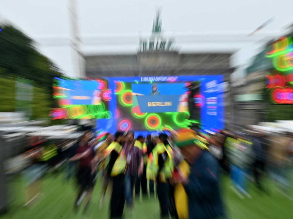 Fans vor dem Brandenburger Tor (RALF HIRSCHBERGER)