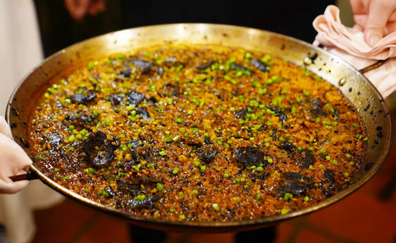 西班牙美食節菜色「烏骨雞肉飯」。