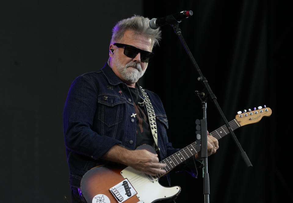 Juan Alfredo Baleirón, vocalista de Los Pericos, durante su presentación en el festival Vive Latino en la Ciudad de México el domingo 19 de marzo de 2023. (Foto AP/Fernando Llano)