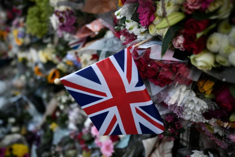 Ofrenda florales frente al palacio de Buckingham por la muerte de Isabel II.