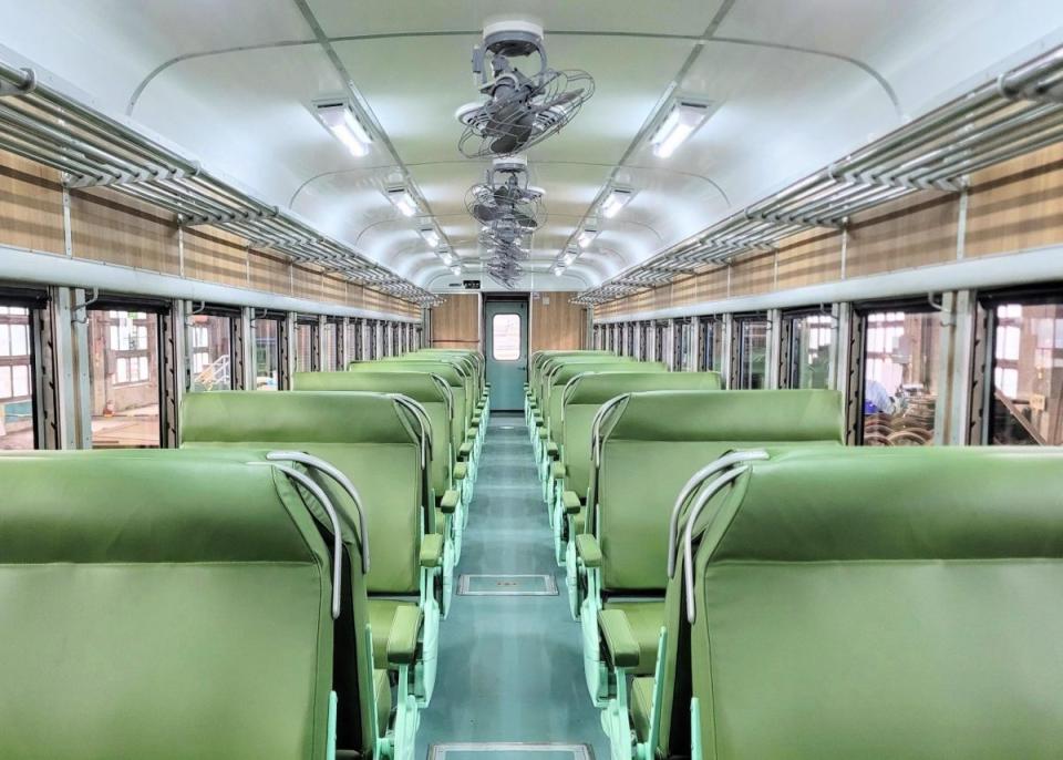 鐵博館籌備處修復藍皮DR柴油客車，並恢復40年前的座椅、電扇等內裝。（圖：鐵博館籌備處）
