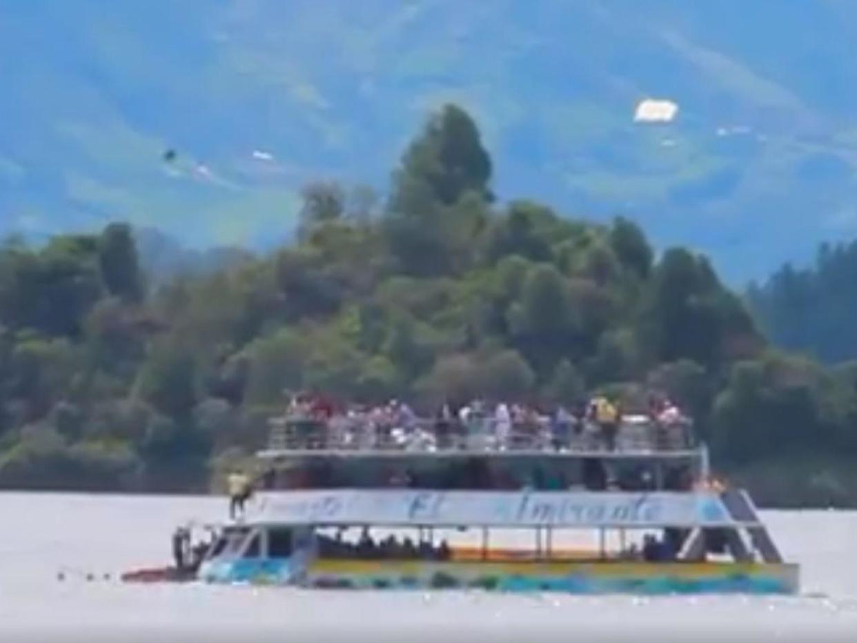 The El Almirante ferry sinking in a reservoir near Medellin, Colombia: Gente 305