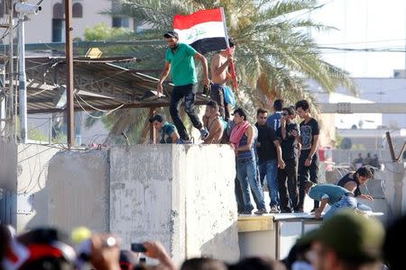 Anti-government protesters storm Baghdad's Green Zone in Iraq May 20, 2016. REUTERS/Khalid al Mousily