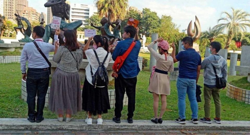 豐樂雕塑公園進行「電影奧斯卡、城市shooting」戶外活動。<br>（記者徐義雄攝）