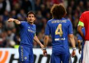 Chelsea's Frank Lampard gives instructions to David Luiz
