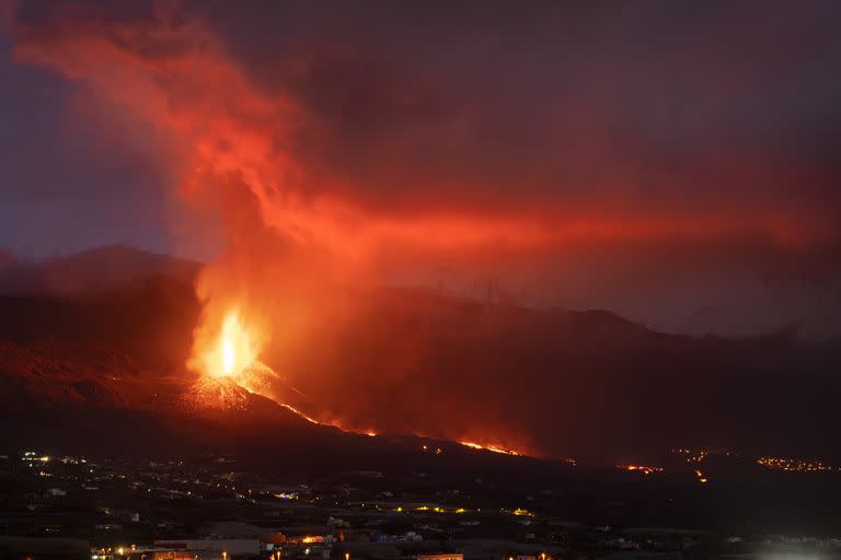 La erupción de lava del volcán Cumbre Vieja en las islas Canarias. (AP Photo/Emilio Morenatti)