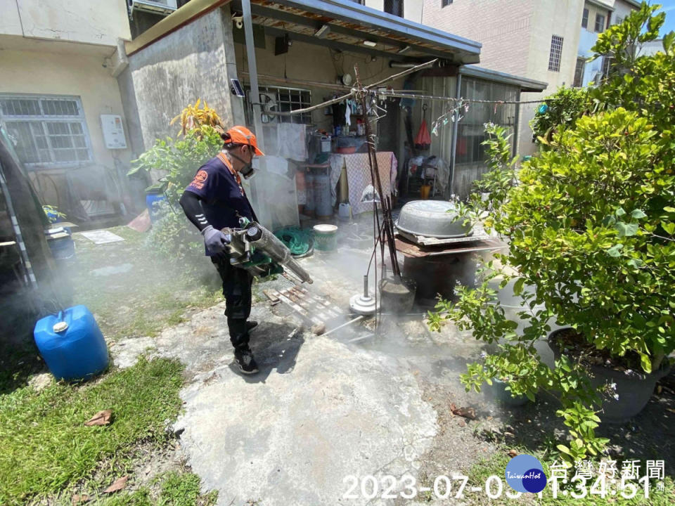 衛生局已對疑似病例活動史及荷苞村附近住戶，進行住家室內外環境噴藥清消／衛生局提供